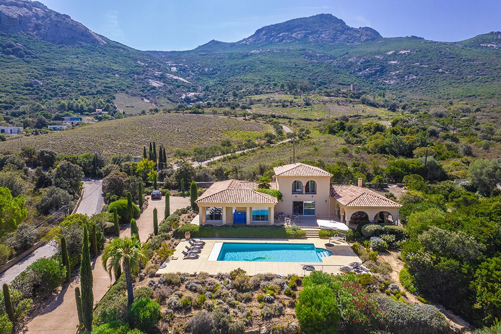 Villa vue mer avec piscine à calvi en corse